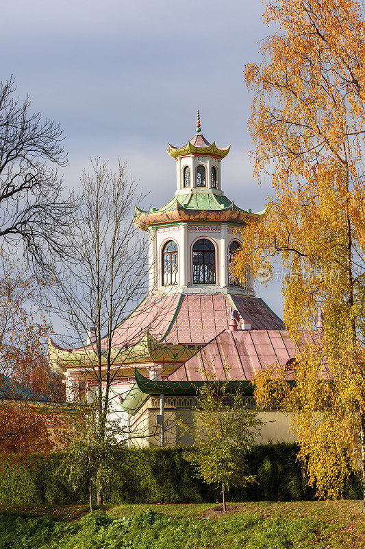 俄罗斯圣彼得堡，普希金(Tsarskoe Selo，普希金)，亚历山大公园秋天的中国村庄